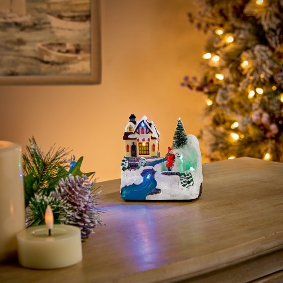 LIT ANIMATED VILLAGE SCENE 11CM 3 ASST
